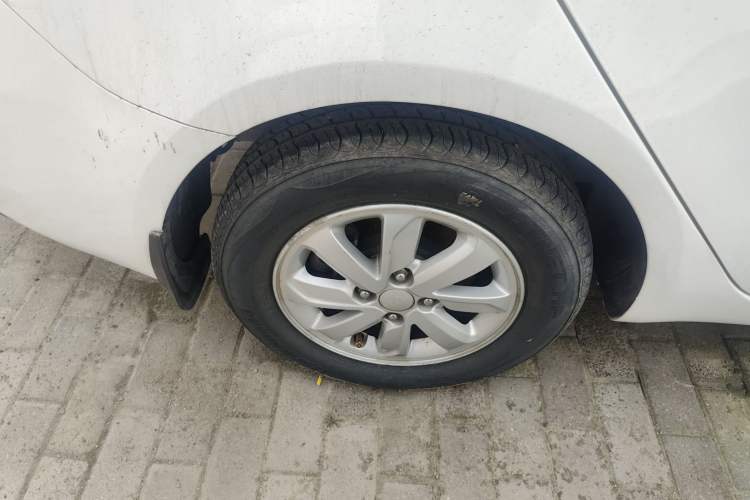 Used Kia K2 2015 Sedan 1.4L Automatic GLS Right Rear Wheel Hub