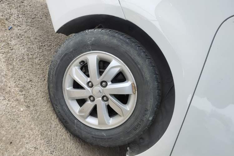 Used Kia K2 2015 Sedan 1.4L Automatic GLS Right Rear Wheel Hub