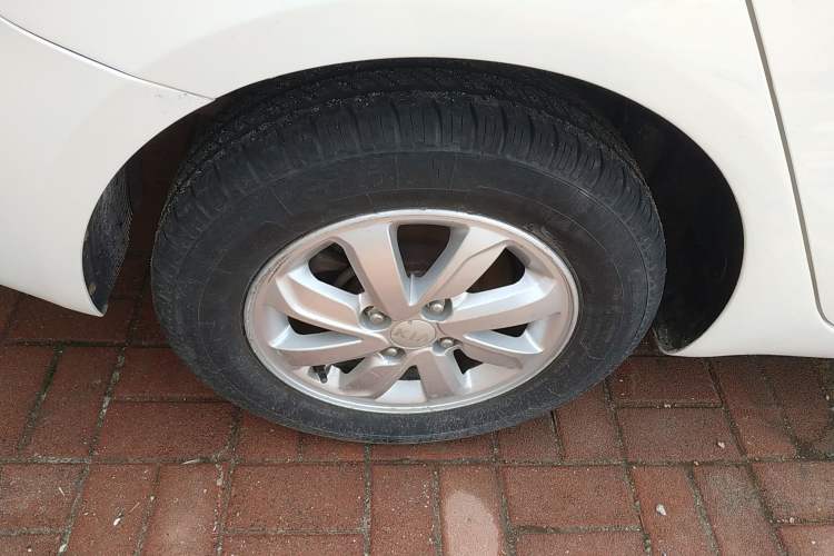 Used Kia K2 2015 Sedan 1.4L MT GLS Right Rear Wheel Hub