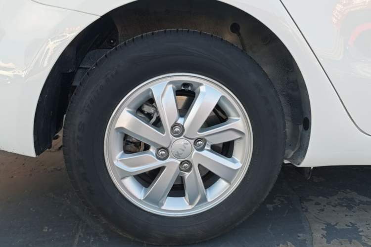 Used Kia K2 2015 Sedan 1.4L MT GLS Right Rear Wheel Hub