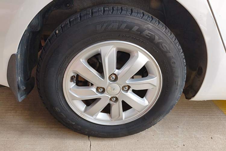 Used Kia K2 2015 Sedan 1.4L Automatic GLS Right Rear Wheel Hub