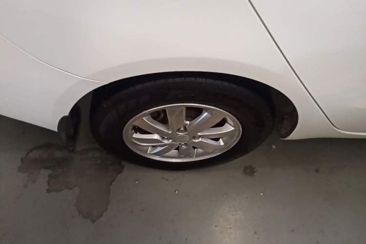 Used Kia K2 2015 Sedan 1.4L Automatic GLS Right Rear Wheel Hub