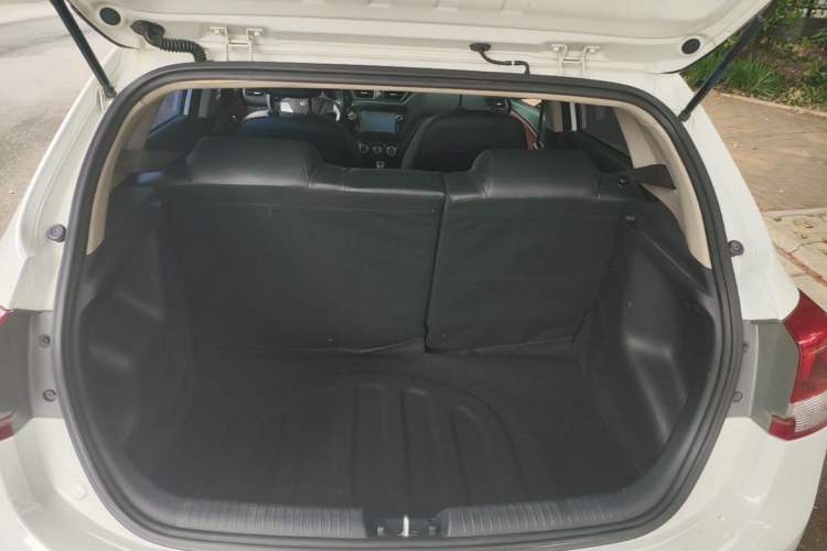 Used Kia K2 2015 Hatchback 1.4L AT GLS Cool Edition Trunk