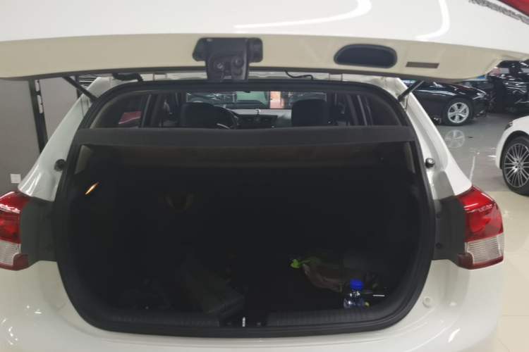 Used Kia K2 2015 Hatchback 1.4L AT GLS Cool Edition Trunk