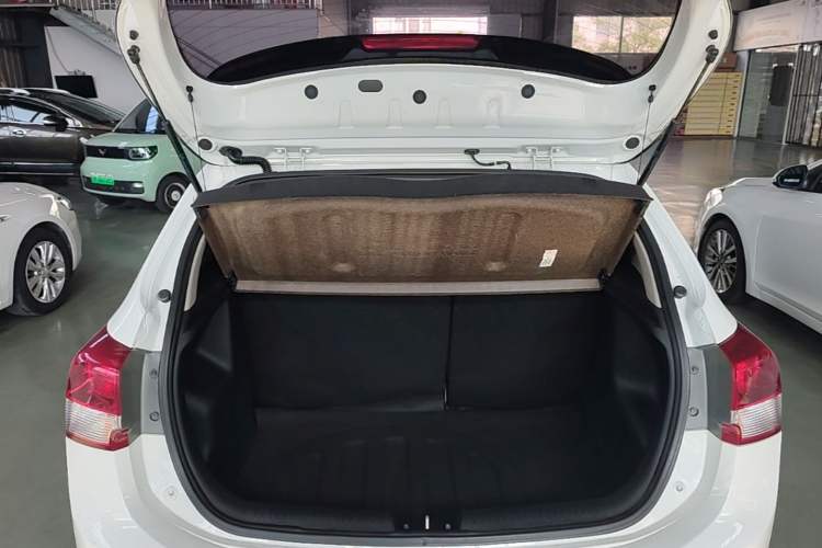 Used Kia K2 2015 Hatchback 1.4L AT GLS Cool Edition Trunk