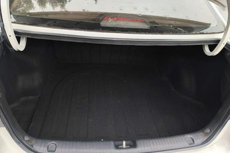 Used Kia K2 2015 Sedan 1.4L MT GLS Trunk