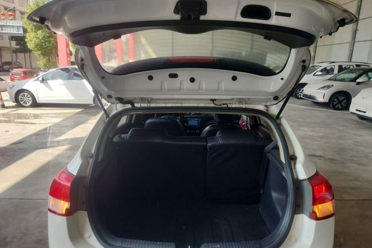 Used Kia K2 2015 Hatchback 1.4L AT GLS Cool Edition Trunk