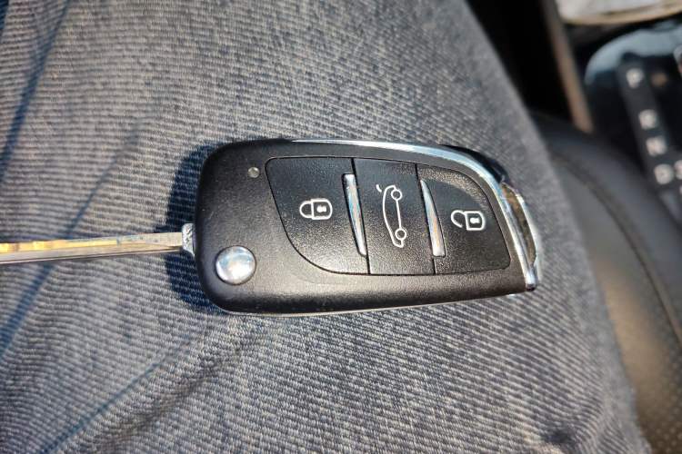 Used Kia K2 2015 Hatchback 1.4L AT GLS Cool Edition Vehicle Key