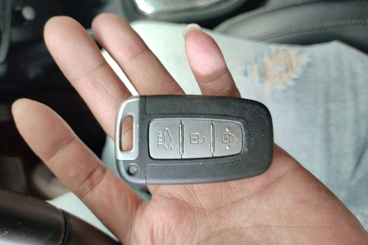 Used Kia K2 2015 Sedan 1.6L Automatic Transmission Premium Vehicle Key