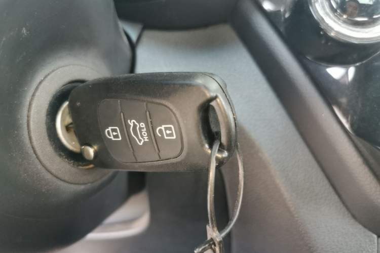 Used Kia K2 2015 Sedan 1.4L MT TOP Vehicle Key