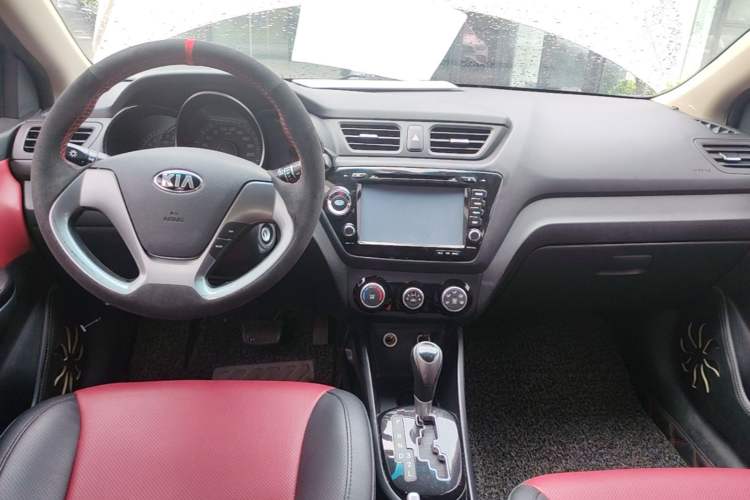 Used Kia K2 2015 Hatchback 1.4L AT GLS Cool Edition Center Console