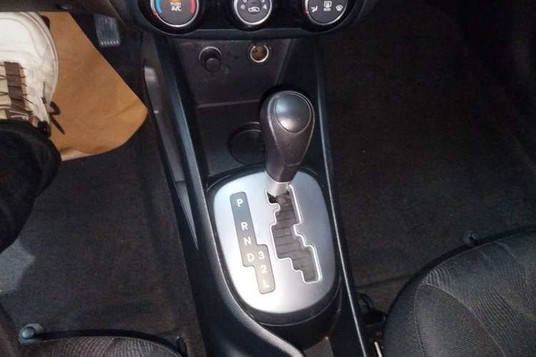 Used Kia K2 2015 Sedan 1.4L Automatic GLS Gear Lever
