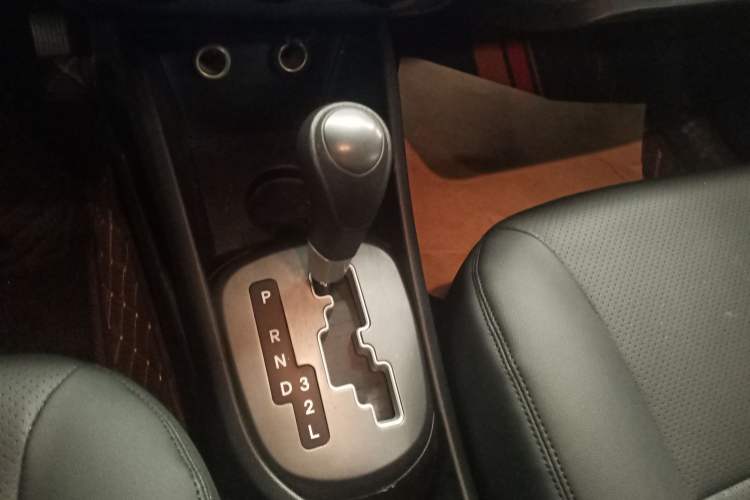 Used Kia K2 2015 Sedan 1.4L Automatic GLS Gear Lever