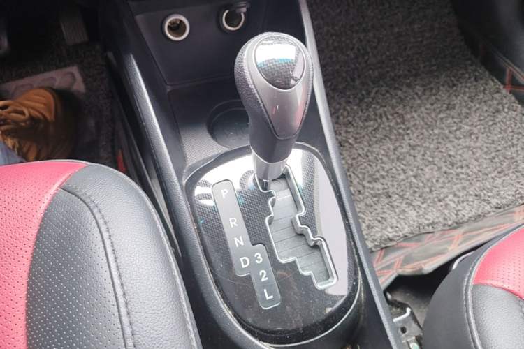 Used Kia K2 2015 Hatchback 1.4L AT GLS Cool Edition Gear Lever