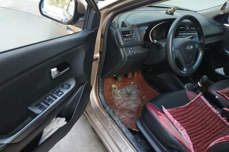 Used Kia K2 2015 Sedan 1.4L MT GLS Interior 3