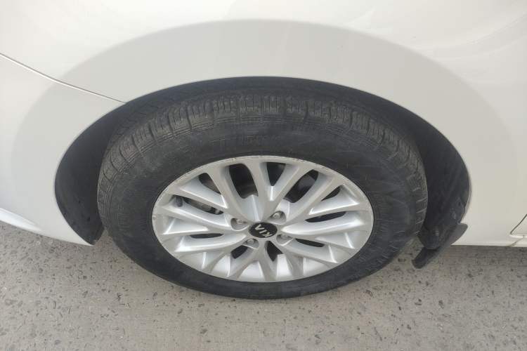 Used Kia K2 2017 Sedan 1.4L Manual Transmission 15th Anniversary Special Edition GLS Exterior 4