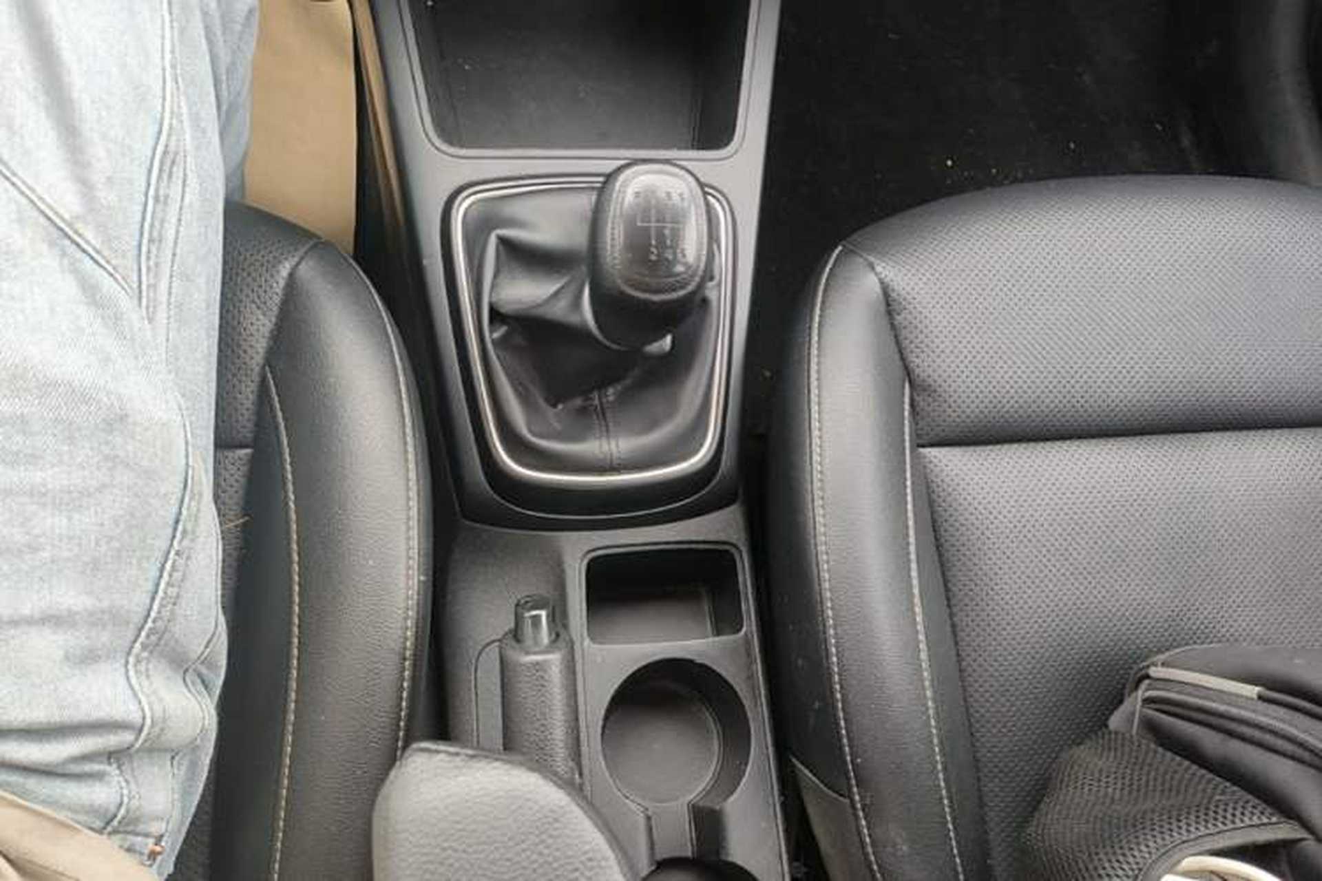 Used Kia K2 2017 Sedan 1.4L Manual Transmission 15th Anniversary Special Edition GLS Gear Lever