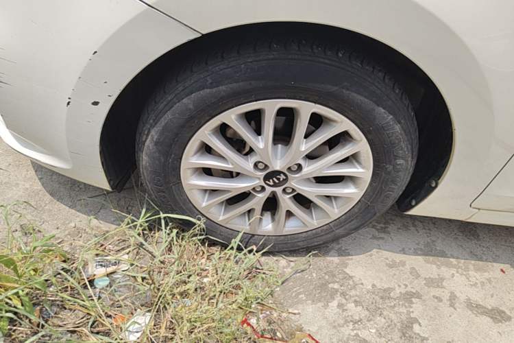 Used Kia K2 2017 Sedan 1.4L Automatic GLS Left Front Wheel Hub