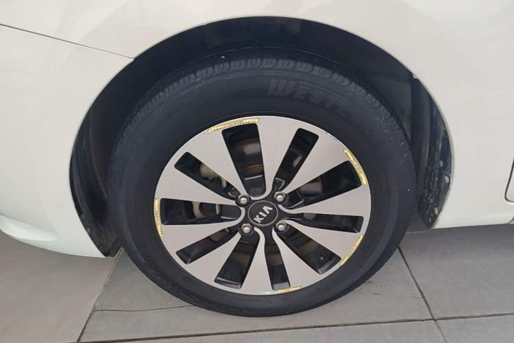 Used Kia K2 2017 Sedan 1.4L Automatic GLS Left Front Wheel Hub