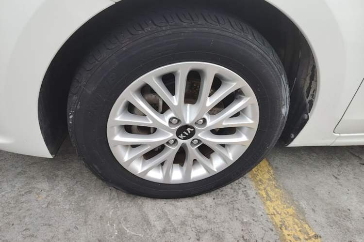 Used Kia K2 2017 Sedan 1.4L Automatic GLS Left Front Wheel Hub