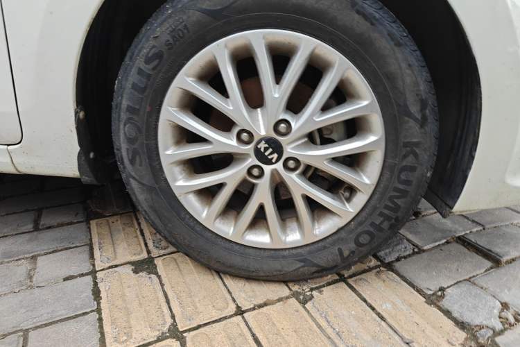 Used Kia K2 2017 Sedan 1.4L Manual Transmission 15th Anniversary Special Edition GLS Right Front Wheel Hub