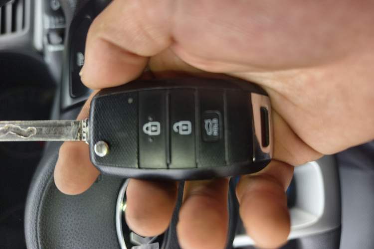 Used Kia K2 2017 Sedan 1.4L Manual Transmission 15th Anniversary Special Edition GLS Vehicle Key
