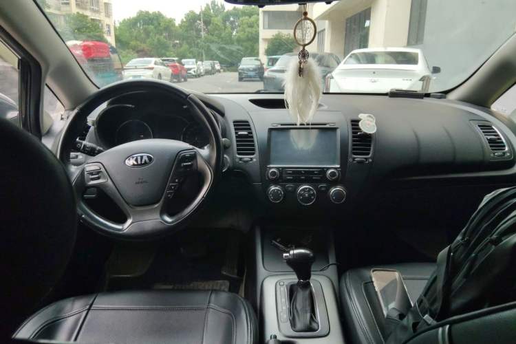 Used Kia K3 2013 1.6L Automatic GLS Center Console