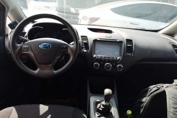 Used Kia K3 2013 1.6L Manual GL Center Console