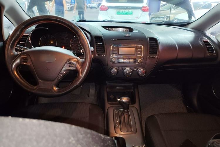 Used Kia K3 2013 1.6L Automatic GLS Center Console