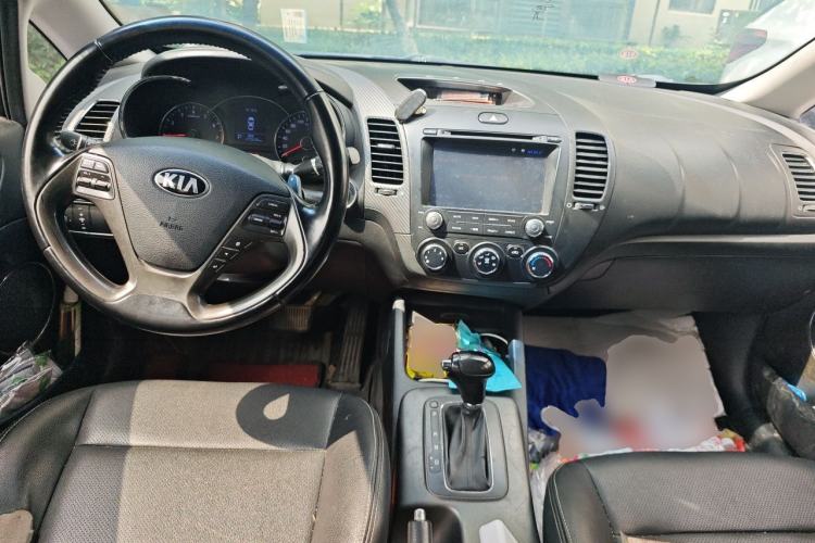 Used Kia K3 2013 1.6L Automatic GLS Center Console