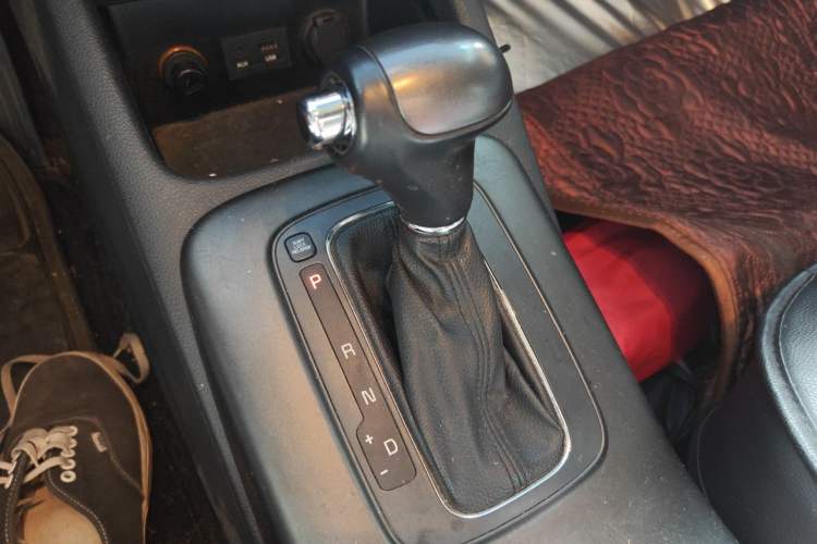 Used Kia K3 2013 1.6L Automatic GLS Gear Lever