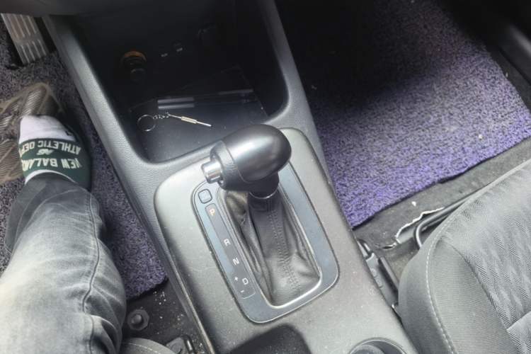 Used Kia K3 2013 1.6L Automatic GL Gear Lever