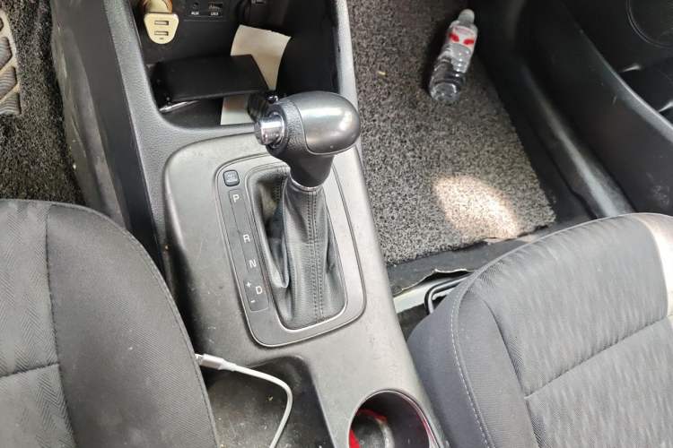 Used Kia K3 2013 1.6L Automatic GL Gear Lever