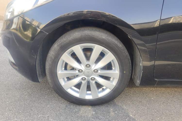 Used Kia K3 2013 1.6L Automatic DLX Left Front Wheel Hub
