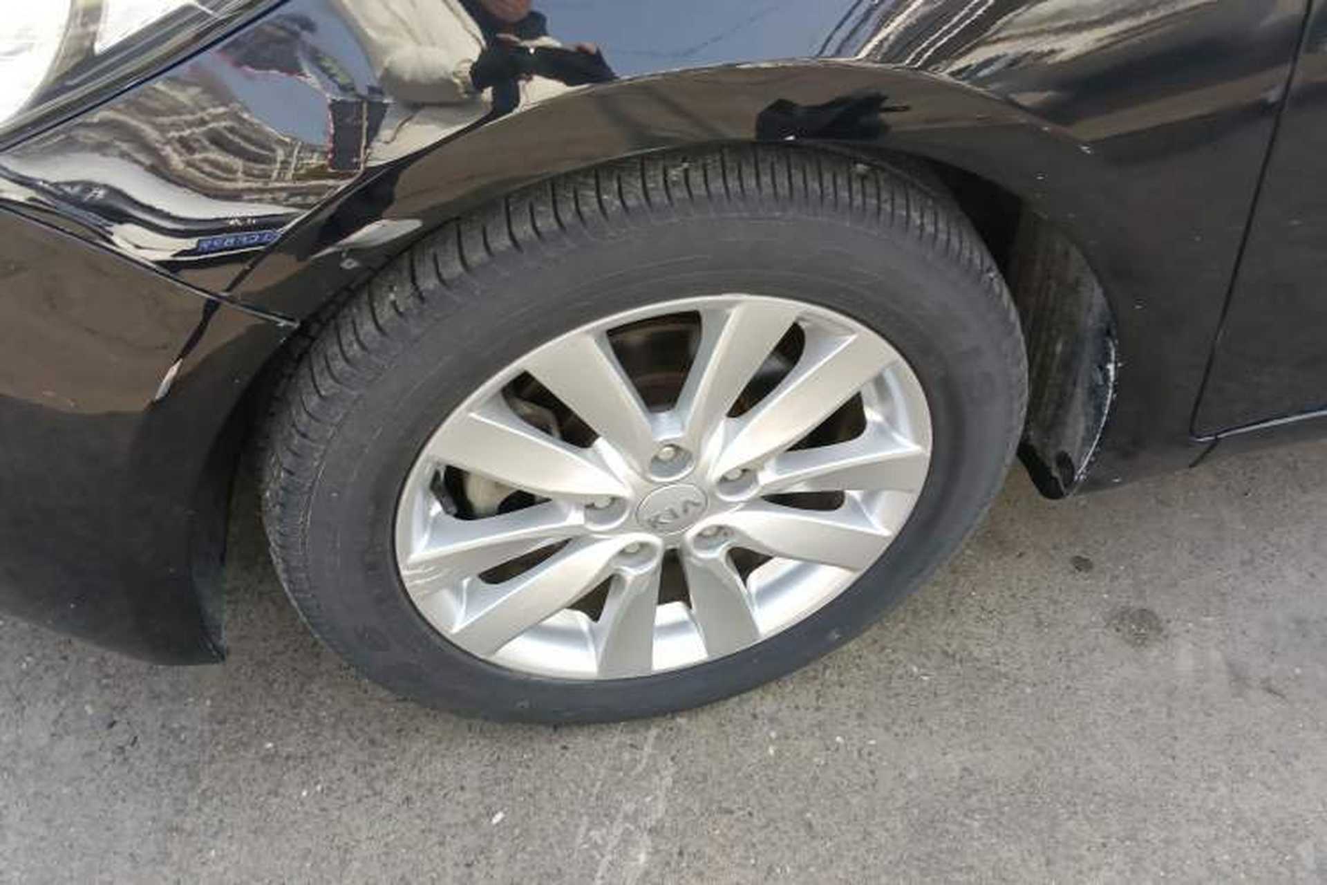 Used Kia K3 2013 1.6L Automatic GLS Left Front Wheel Hub