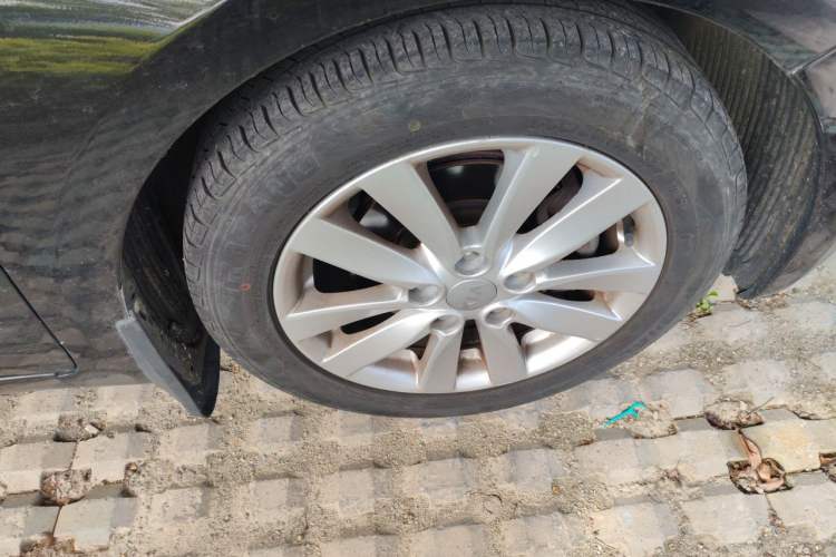 Used Kia K3 2013 1.6L Manual GLS Right Front Wheel Hub
