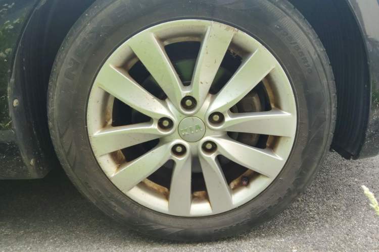 Used Kia K3 2013 1.6L Automatic GLS Right Front Wheel Hub