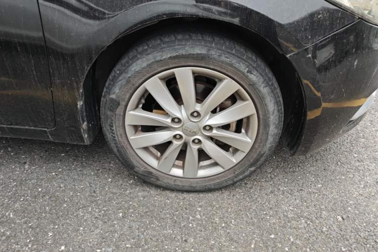 Used Kia K3 2013 1.6L Automatic GLS Right Front Wheel Hub
