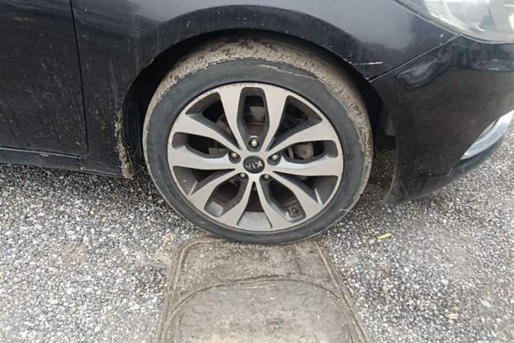 Used Kia K3 2013 1.8L Automatic Premium Right Front Wheel Hub