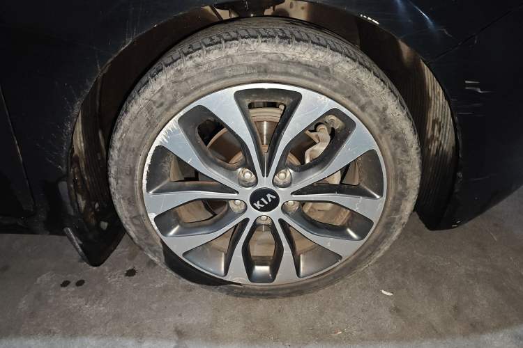 Used Kia K3 2013 1.6L Automatic Premium Right Front Wheel Hub