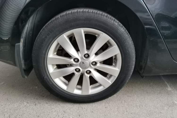Used Kia K3 2013 1.6L Manual GLS Right Front Wheel Hub