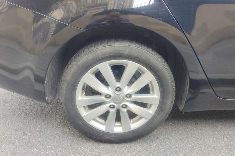 Used Kia K3 2013 1.6L Automatic DLX Right Rear Wheel Hub