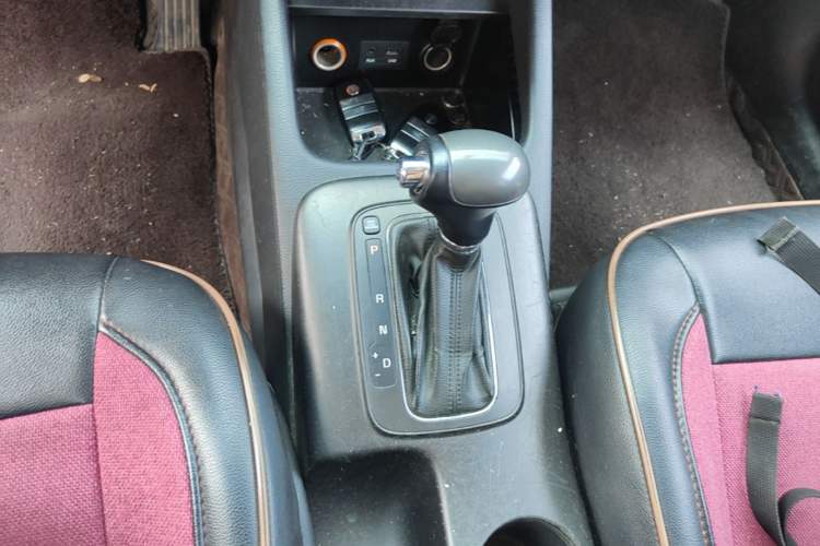 Used Kia K3 2013 1.6L Automatic GLS Gear Lever