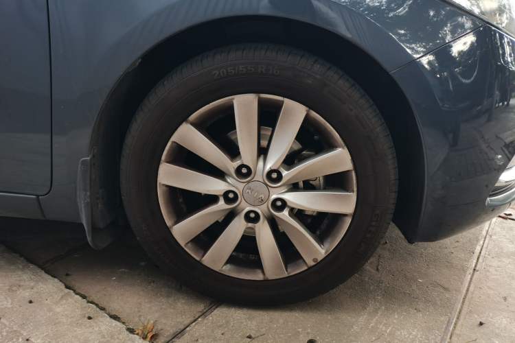 Used Kia K3 2013 1.6L Automatic GLS Right Front Wheel Hub