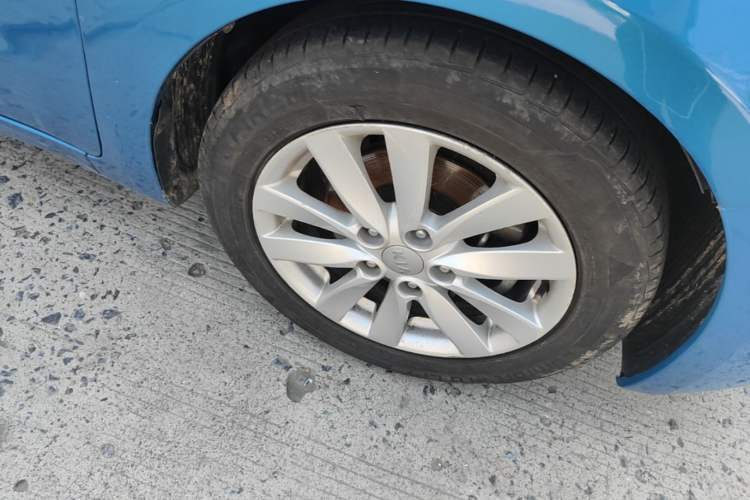 Used Kia K3 2013 1.6L Automatic GLS Right Front Wheel Hub