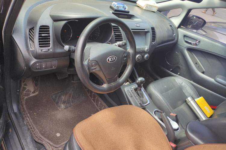 Used Kia K3 2013 1.6L Automatic GLS Center Console