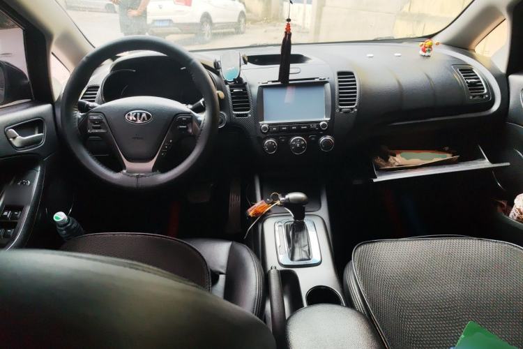 Used Kia K3 2013 1.6L Automatic GLS Center Console
