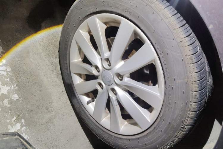 Used Kia K3 2013 1.6L Automatic GL Right Front Wheel Hub