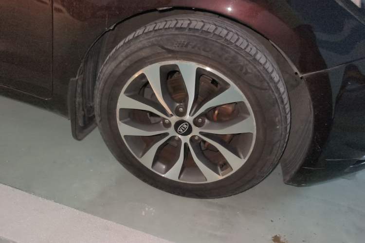 Used Kia K3 2013 1.6L Automatic GL Right Front Wheel Hub