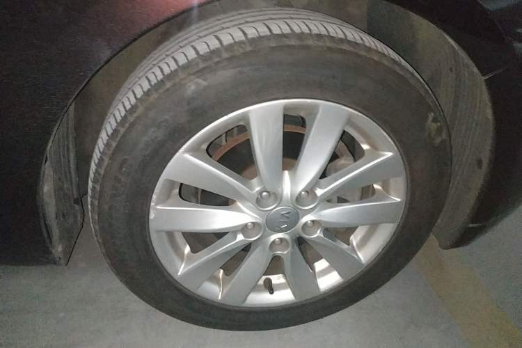 Used Kia K3 2013 1.6L Automatic GLS Right Front Wheel Hub